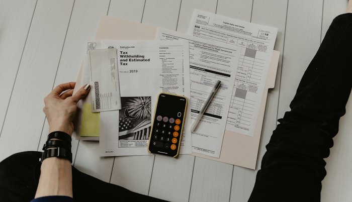 Documents fiscaux et calculatrice