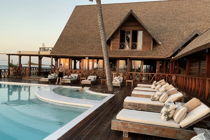 Hôtel avec piscine au coucher du soleil