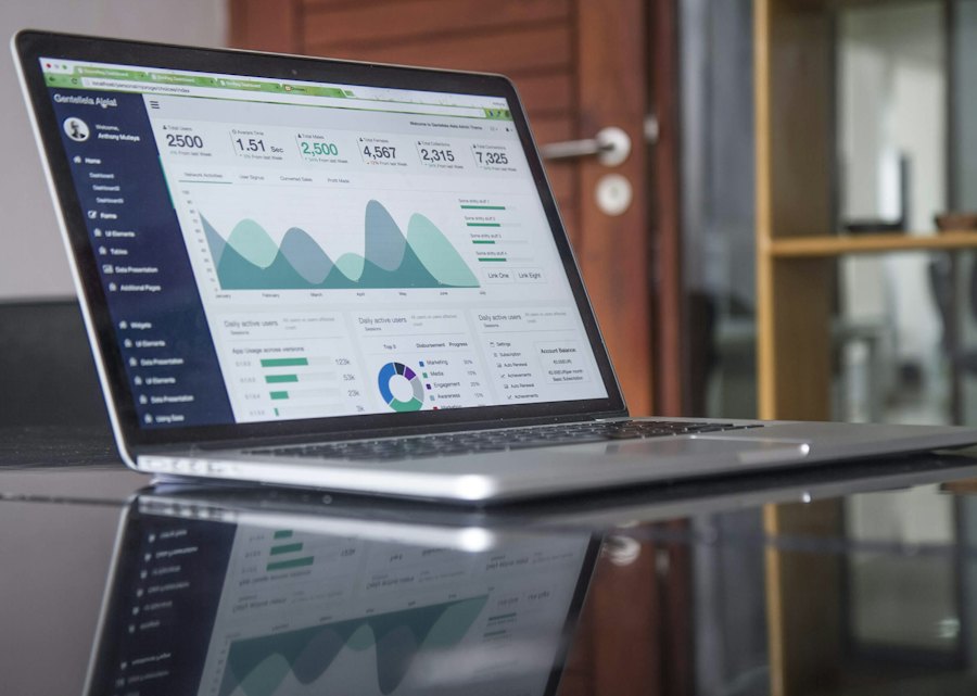 Ordinateur portable affichant un tableau de bord de gestion