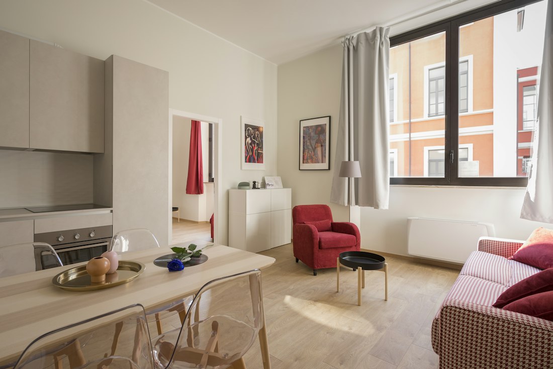 Séjour lumineux d’un appartement meublé en location saisonnière